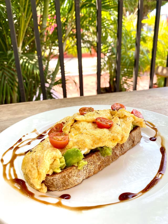 Tostada con Aguacate